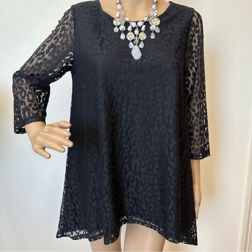 NWT CHICO’S Elegant lace covered top SZ 6-8